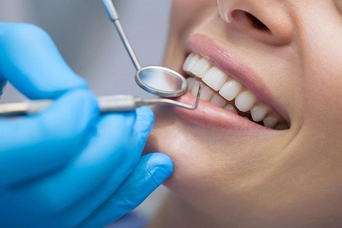 طراحی لبخند- بررسی اولیه دندان توسط دندان پزشک