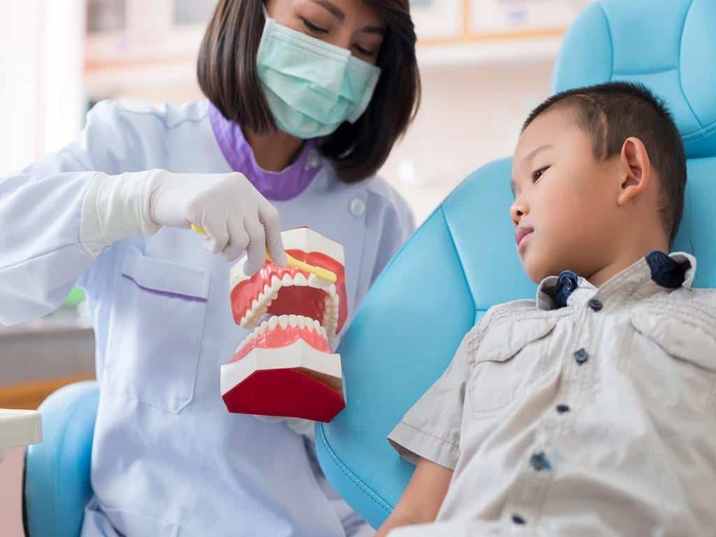 چگونه فرزند خود را با دندان‌پزشکی آشنا کنید؟